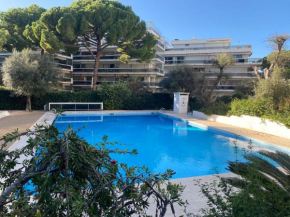 Logement en résidence vacance au bord de mer 4 couchages avec cabine lit superposé et au salon un canapé convertible et piscine à 300 m des transports communs,gare ferroviaire,commerces et plages